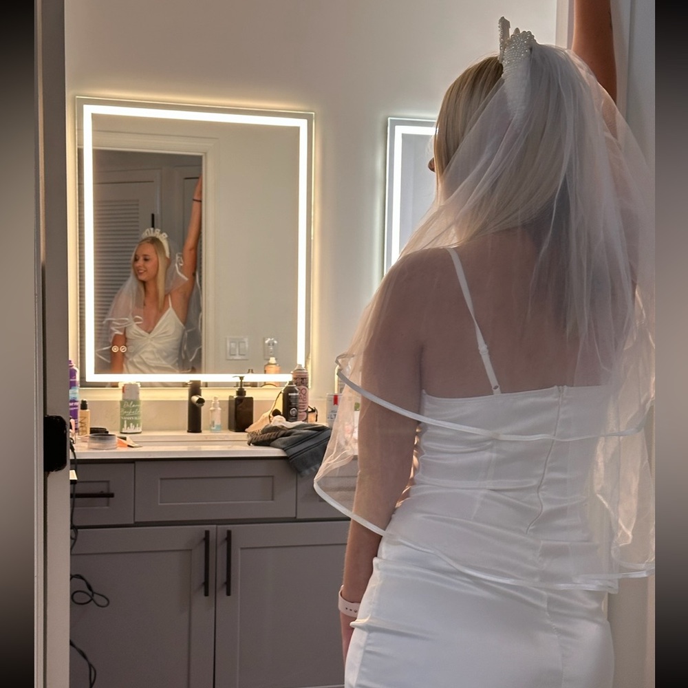 Bride Headband with Veil - Picture 6 of 6
